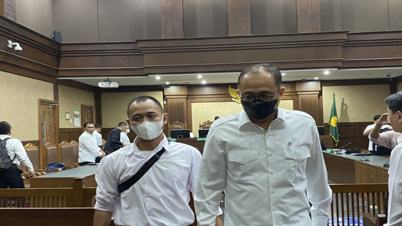 Terdakwa kasus dugaan gratifikasi dan tindak pidana pencucian uang, mantan pejabat Direktorat Jenderal Pajak (DJP) Kementerian Keuangan Rafael Alunn Trisambodo (kanan) usai persidangan di Pengadilan Tindak Pidana Korupsi Jakarta, Senin (25/9/2023). ANTARA/Fath Putra Mulya.