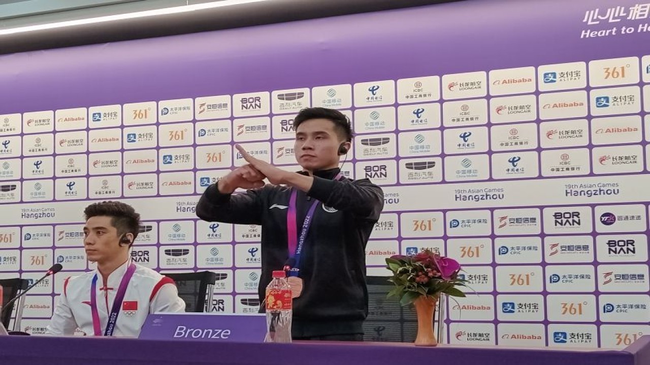 Atlet wushu Indonesia Seraf Naro Siregar memberi salam penghormatan sebelum konferensi pers di Xiaoshan Guali Sports Centre, Hangszhou, China, Rabu (27/9/2023). (ANTARA/RAUF ADIPATI)