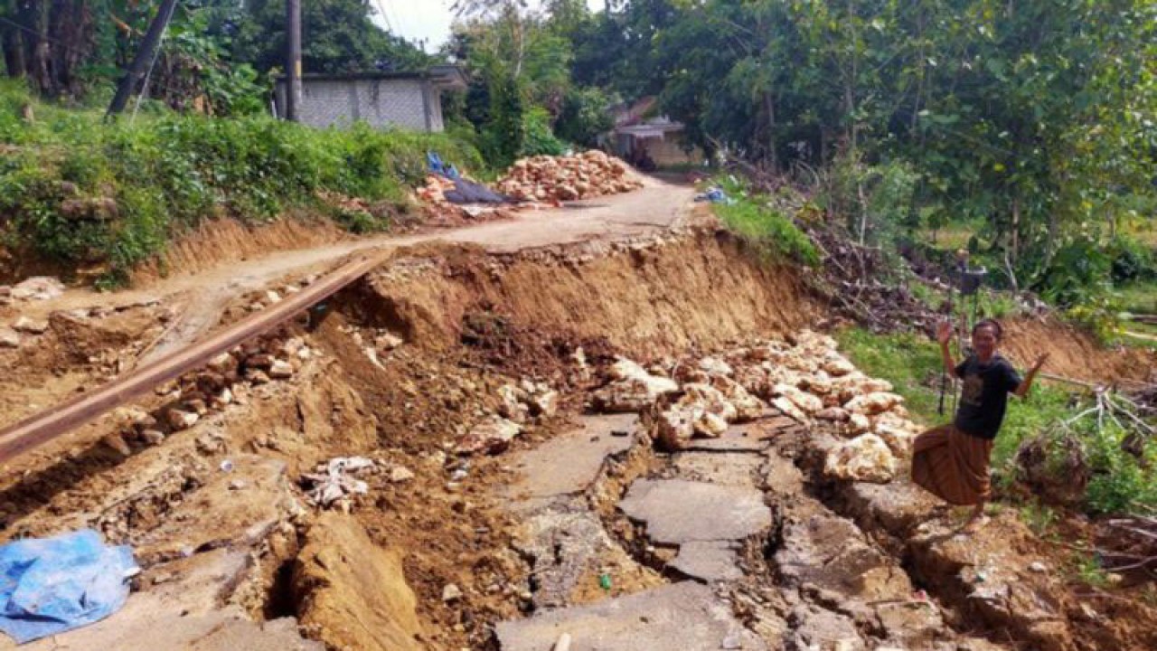 Salah satu jalan rusak di Kabupaten Sampang, Jawa Timur akibat bencana tanah longsor. (ANTARA/HO-BPBD Sampang)