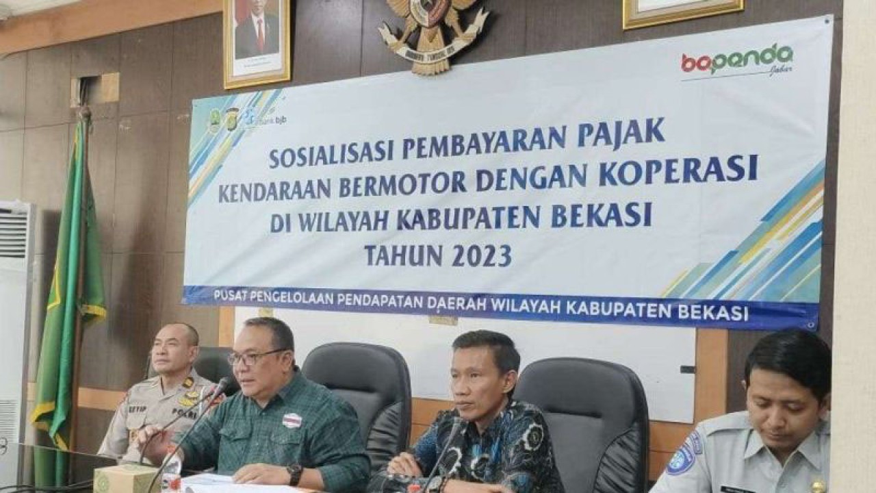 Sosialisasi pembayaran pajak kendaraan bermotor oleh Samsat Kabupaten Bekasi kepada sejumlah unit usaha koperasi di Ruang Rapat Sekretaris Daerah, Rabu (27/9/2023). ANTARA/Pradita Kurniawan Syah
