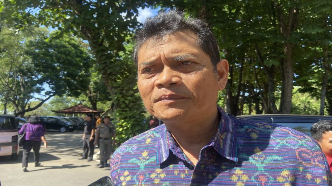 Kepala Dishub Bali IGW Samsi Gunarta saat diwawancara soal subsidi sepeda motor listrik di Denpasar, Senin (4/9/2023). ANTARA/Ni Putu Putri Muliantari