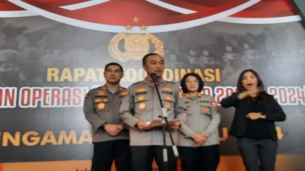 Kadivhumas Polri Irjen Pol. Sandi Nugroho (dua kiri) saat memberikan keterangan dalam Rakor Kesiapan Operasi Mantap Brata 2023-2024 dalam rangka pengamanan Pemilu 2024 di Jakarta, Rabu (27/9/2023). (ANTARA/Laily Rahmawaty)
