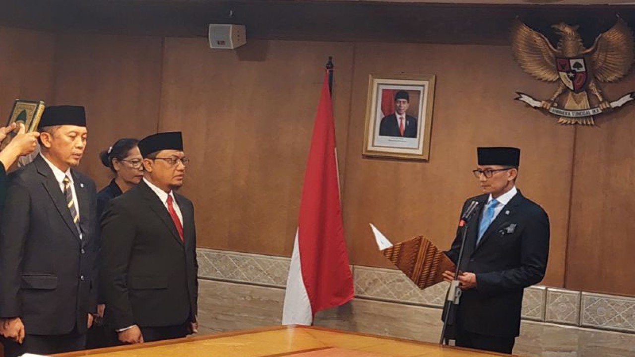Menteri Pariwisata dan Ekonomi Kreatif (Menparekraf) Sandiaga Salahuddin Uno (paling kanan) melantik Direktur Poltekpar Makassar Herry Rachmat Widjaja (paling kiri) dan Direktur Poltekpar Lombok Ali Muhtasom (kedua kiri) di Jakarta, Rabu (13/9/2023). ANTARA/Sinta Ambar