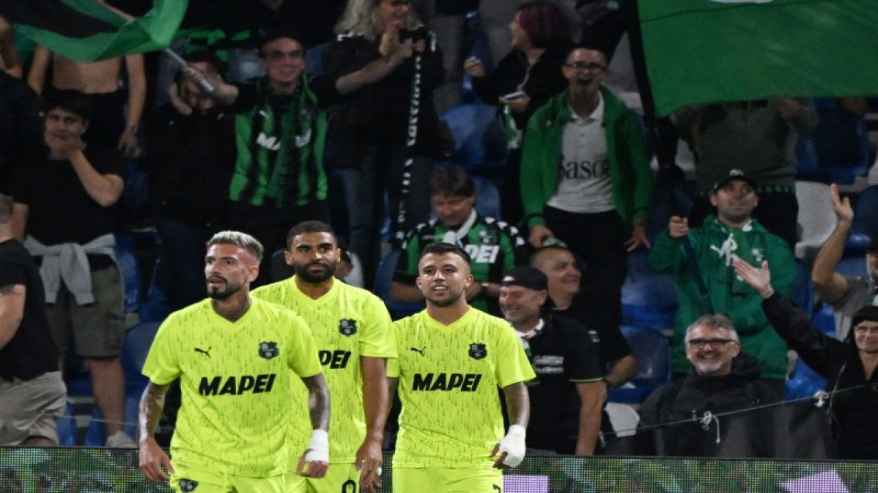 Pemain Sassuolo Matheus Henrique, Samu Castillejo dan Gregoire Defrel melakukan selebrasi usai gol keempat tim mereka dalam pertandingan melawan Juventus dalam liga Seri A Liga Italia 23 September 2023. (REUTERS/ALBERTO LINGRIA)