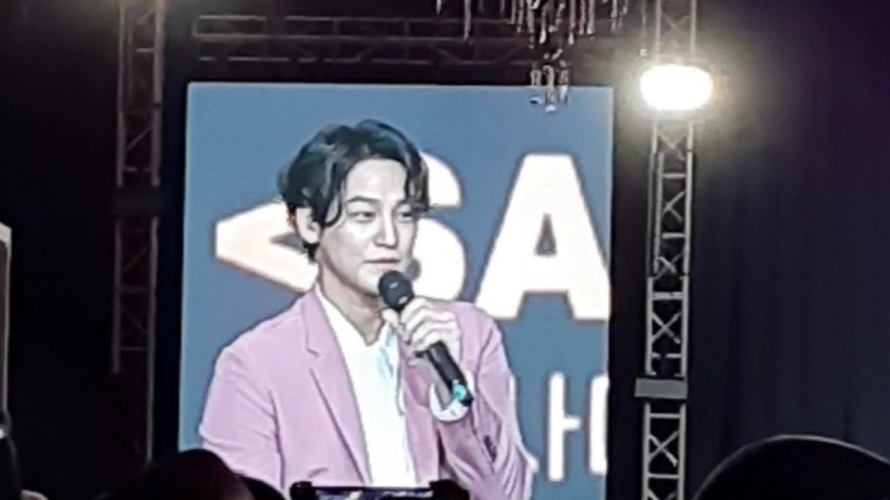 Aktor Korea Selatan Kim Bum dalam acara jumpa penggemar bertajuk "Between U and Me" di Jakarta, Minggu (3/92023) malam.  (ANTARA/Lia Wanadriani Santosa)
