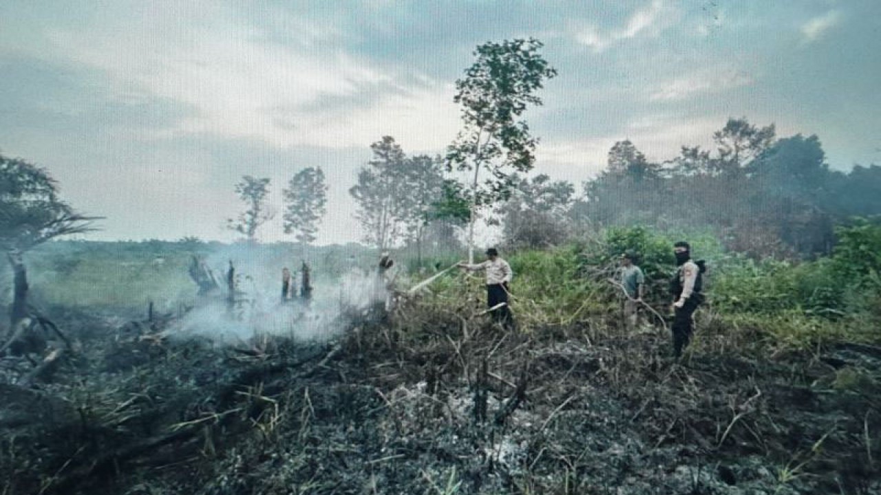 Satgas Polres Musi Banyuasin melakukan pemadaman karhutla (ANTARA/HO Humas Polda Sumsel/23)