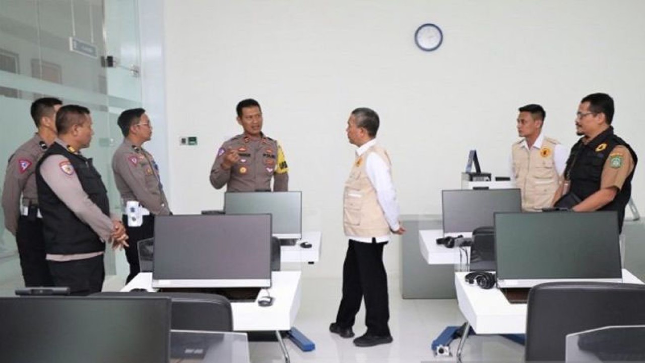 Ketua Tim Satgas Saber Pungli yang melakukan kunjungan ke Singkawang, AKBP Muhammad Royani didampingi Inspektorat Kota Singkawang dan Siwas (Seksi Pengawasan) Polres Singkawang melakukan supervisi terhadap pelayanan publik di Kota Singkawang. (rudi)