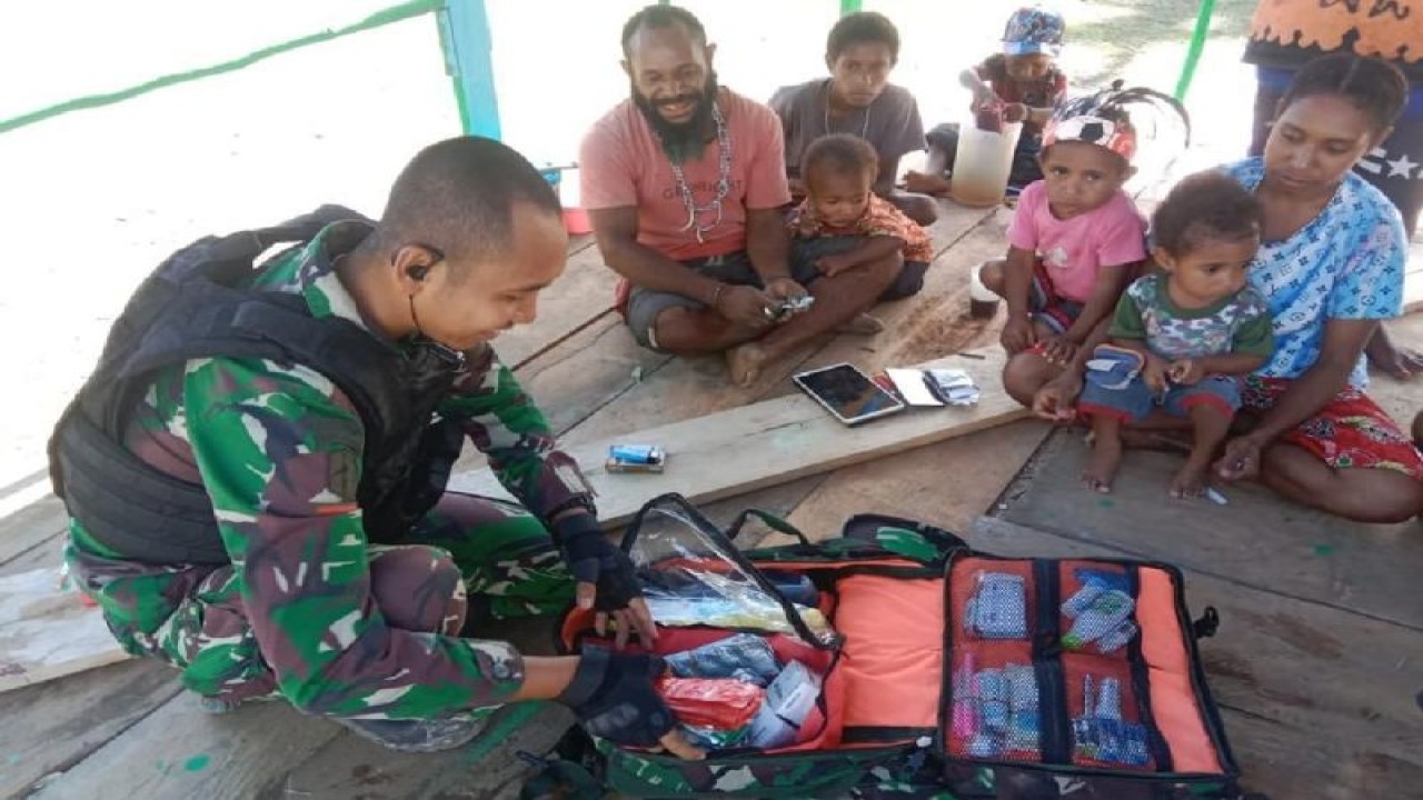 Prajurit dari Satgas Yonif 200/BN sedang persiapan untuk memeriksa kesehatan warga kampung Kundikele Distrik Apalapsili, Kabupaten Yalimo, Papua Pegunungan. (ANTARA/HO/Pendam XVII Cenderawasih)