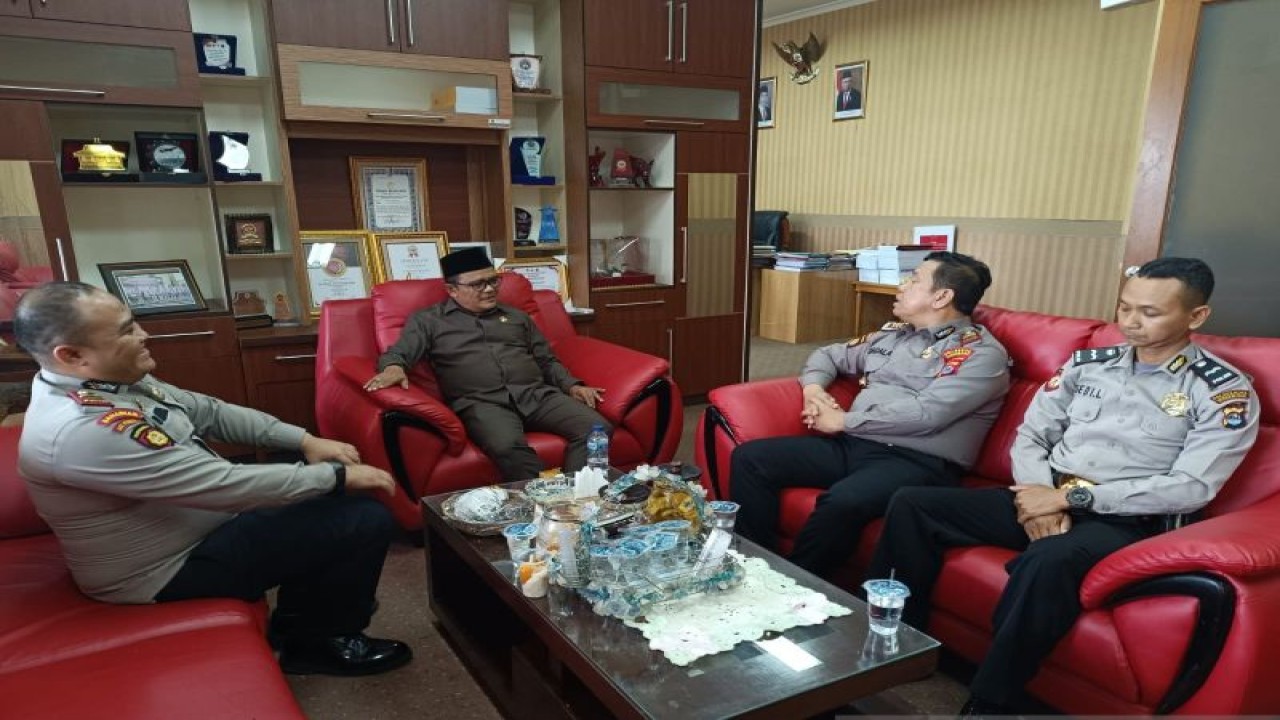 Kepala Satuan (Kasat) Pamovit Polresta Tangerang AKP Sita Mardonga Sagala saat berkunjung ke ruangan Ketua DPRD Kabupaten Tangerang Kholid Ismail di Tangerang. (Azmi)