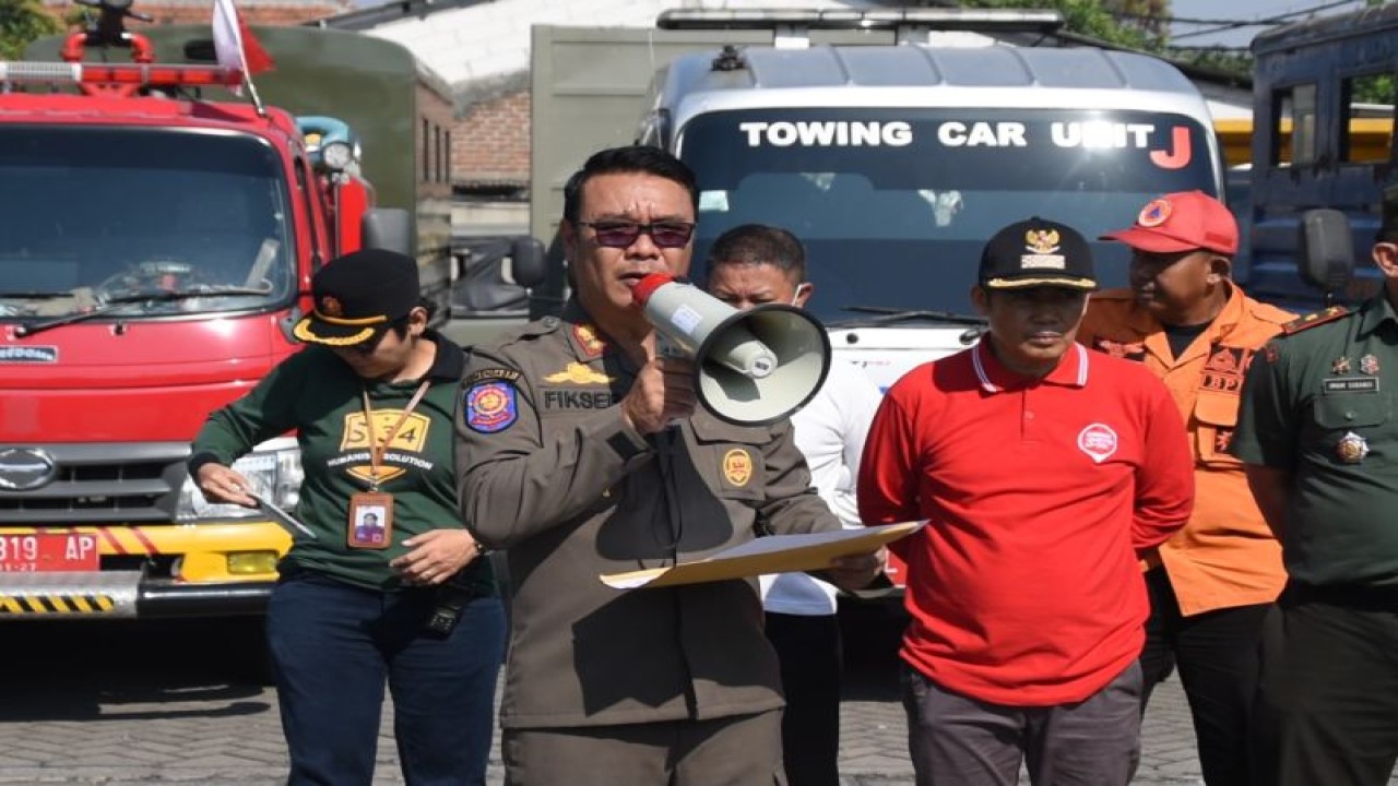 Kepala Satuan Polisi Pamong Praja (Satpol PP) Kota Surabaya, M. Fikser mengedepankan sikap humanis saat menertibkan 12 bangunan yang menempati tanah aset pemerintah kota setempat seluas 1.980 meter persegi di Jalan Wonorejo Timur, Kota Surabaya, Kamis (14/9/2023). (ANTARA/HO-Diskominfo Surabaya)