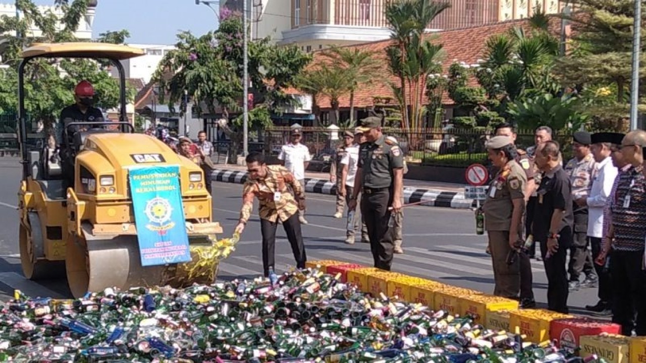 Bupati Kudus Hartopo didampingi Dandim 0722/Kudus Letkol Inf. Andreas Yudhi Wibowo saat memecahkan botol minuman keras secara simbolis di Alun-Alun Kabupaten Kudus, Jawa Tengah, Selasa (19/9/2023). (ANTARA/Akhmad Nazaruddin Lathif)