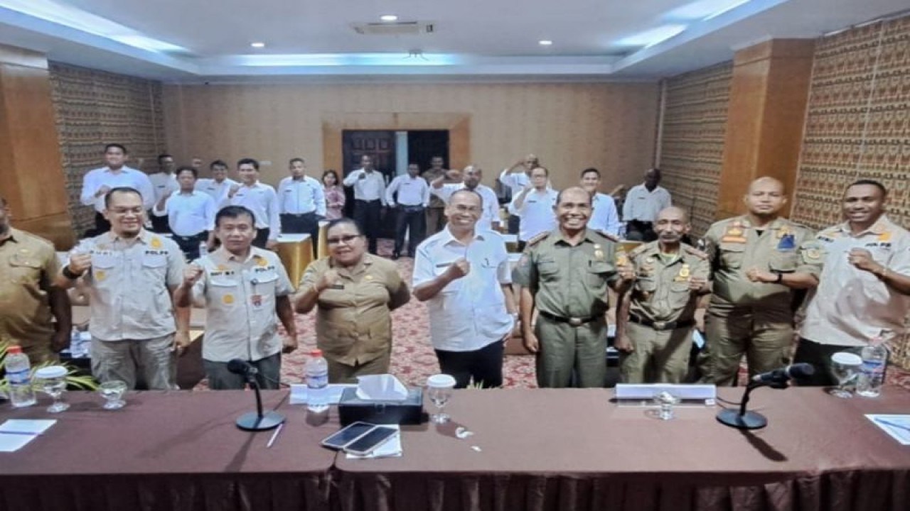 Foto bersama setelah pembukaan sosialisasi dan uji kompetensi yang digelar Satuan Polisi Pamong Praja (Satpol PP) dan Penanggulangan Bencana Daerah Provinsi Papua di Jayapura, Selasa (5/9/2023) (ANTARA/HO-Humas Pemprov Papua)
