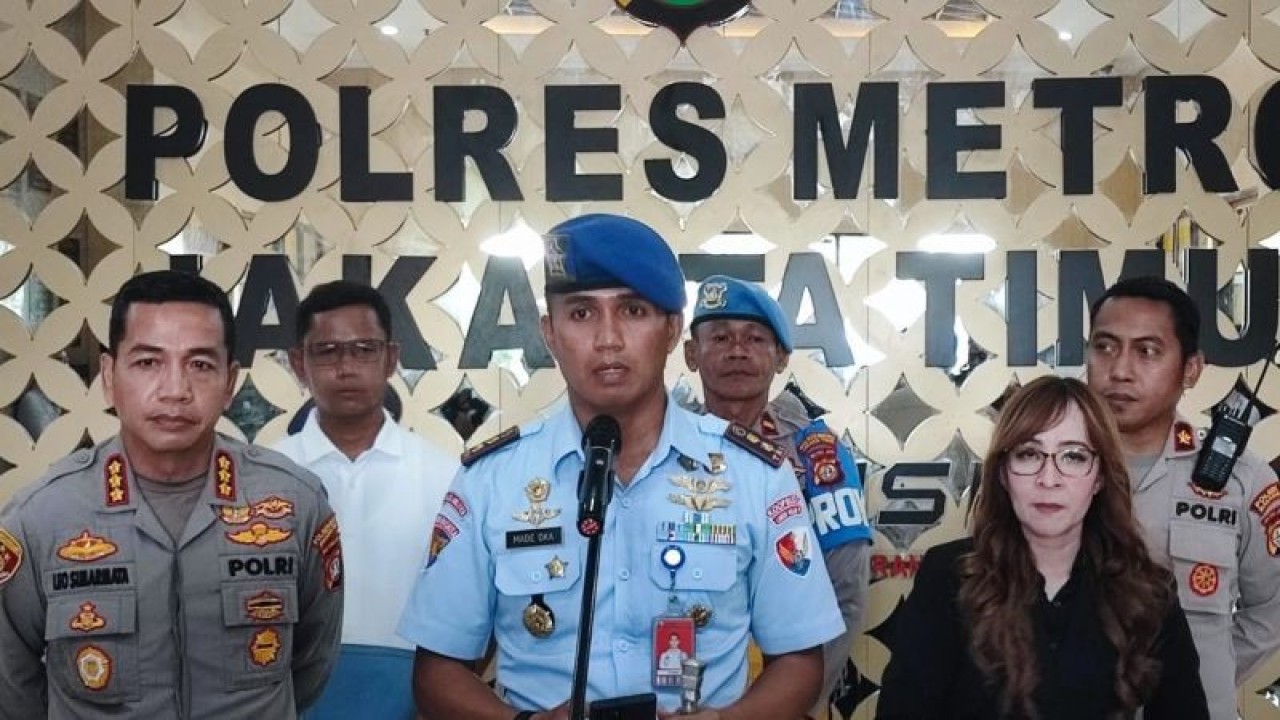Komandan Satuan Polisi Militer (Satpom) Lanud Halim Perdanakusuma Letkol Pom Made Oka Darmayasa bersama Kapolres Metro Jakarta Timur Kombes Pol Leonardus Simarmata saat jumpa pers di Mapolres Metro Jaktim, Selasa (26/9/2023). ANTARA/Syaiful Hakim