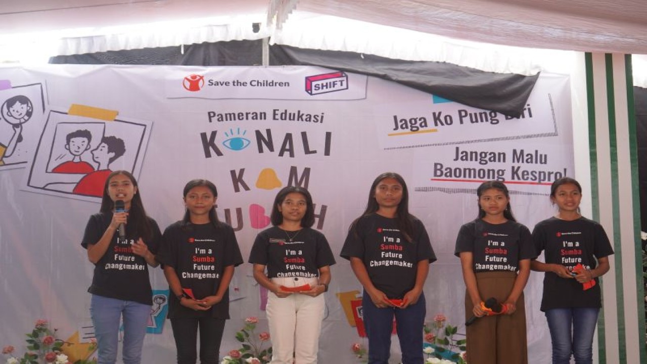 Para remaja perempuan di Kabupaten Sumba Barat Provinsi Nusa Tenggara Timur mengikuti kegiatan pameran edukasi "kenali kom tubuh" bagi anak-anak SMA dalam mengantisipasi terjadinya kasus kekerasan terhadap anak-anak dan perempuan. (ANTARA/HO-Humas Save The Children Sumba)