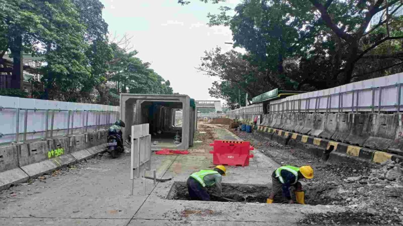 Dinas Sumber Daya Air (SDA) meningkatkan kapasitas saluran dan membuat konstruksi pintu air untuk mengatur aliran debit air di kawasan Tanjung Barat, Jagakarsa, Jakarta Selatan. (ANTARA/HO-PPID DKI Jakarta)