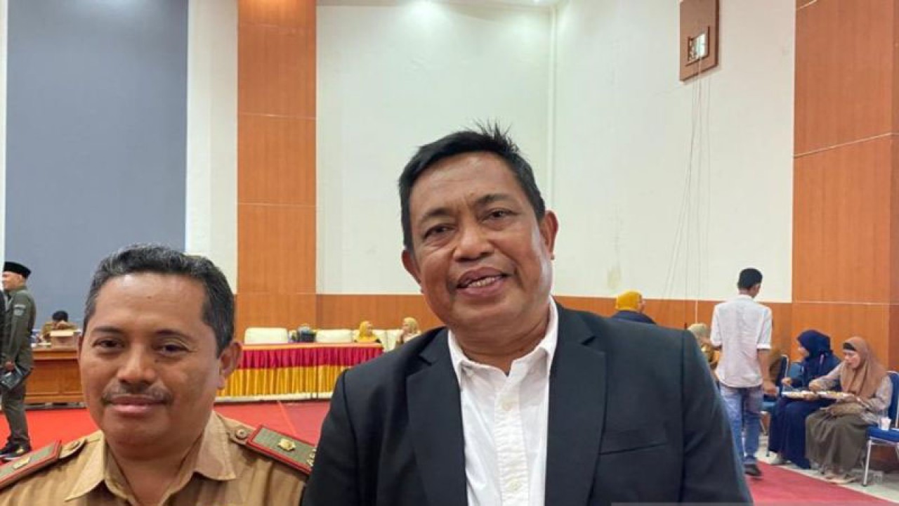 Kepala Dinas SDA dan Bina Marga Pahri Yamsul (kanan) bersama Kepala Bidang Bina Marga Harmunadin (kiri). ANTARA/La Ode Muh Deden Saputra