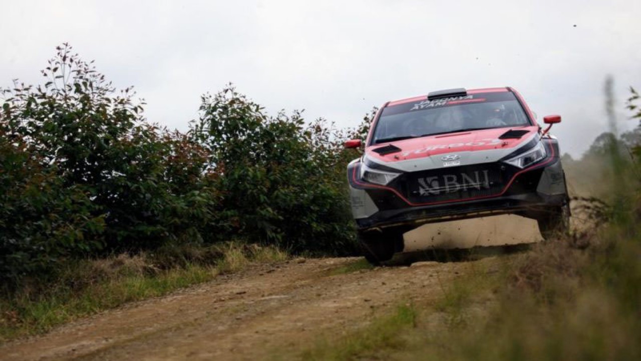 Sean Gelael saat melakukan uji coba kendaraan sebelum mengikuti ajang Danau Toba Reli 2023, Selasa (19/09/2023). (ANTARA/HO-Danau Toba Reli 2023)