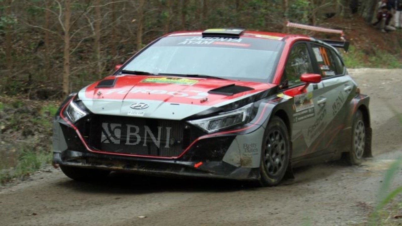 Pebalap Sean Gelael saat melewati lintasan di ajang Danau Toba Reli 2023, Sabtu (23/09/2023). (ANTARA/HO-Danau Toba Reli 2023)