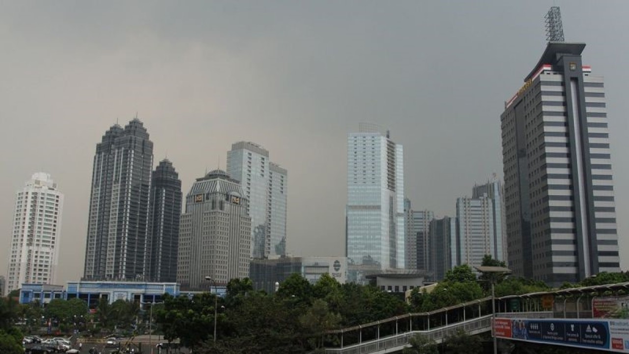 Ilustrasi - Awan mendung menyelimuti gedung-gedung di Kawasan Niaga Sudirman, Jakarta, Rabu (29/8). FOTO ANTARA/Dian Dwi Saputra/pd/pri.