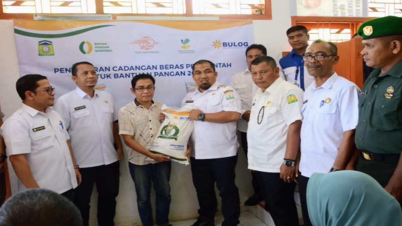 Pj Bupati Aceh Besar Muhammad Iswanto menyerahkan Bantuan Pangan Cadangan Beras Pemerintah tahap II tahun 2023 secara simbolis kepada 54 warga Gampong Lam Asan di Kantor PT. POS Indonesia Cabang Pembantu Kecamatan Kuta Baro. (ANTARA/ HO-MC Aceh Besar)