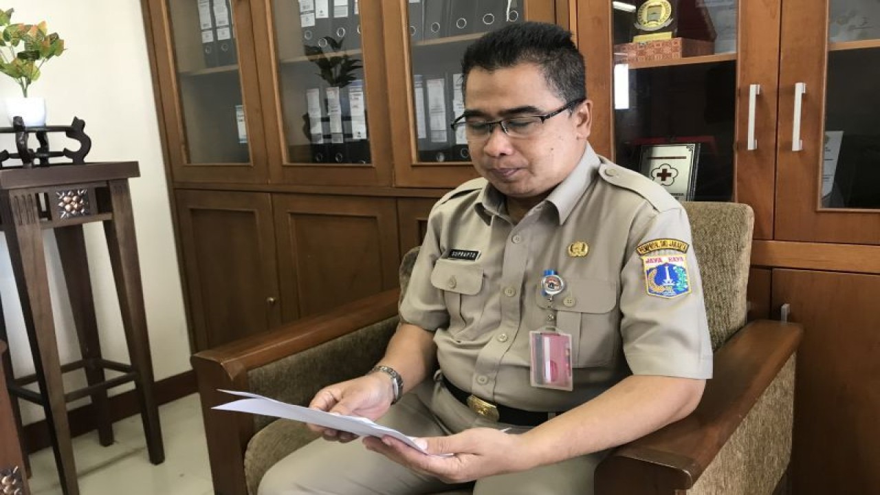 Kepala Suku Dinas Sosial Jakarta Barat Suprapto Melihat data penerima manfaat bantuan sosial disabilitas Jakbar di kantornya, Selasa (12/9/2023). (Antara/Putri Hanifa)