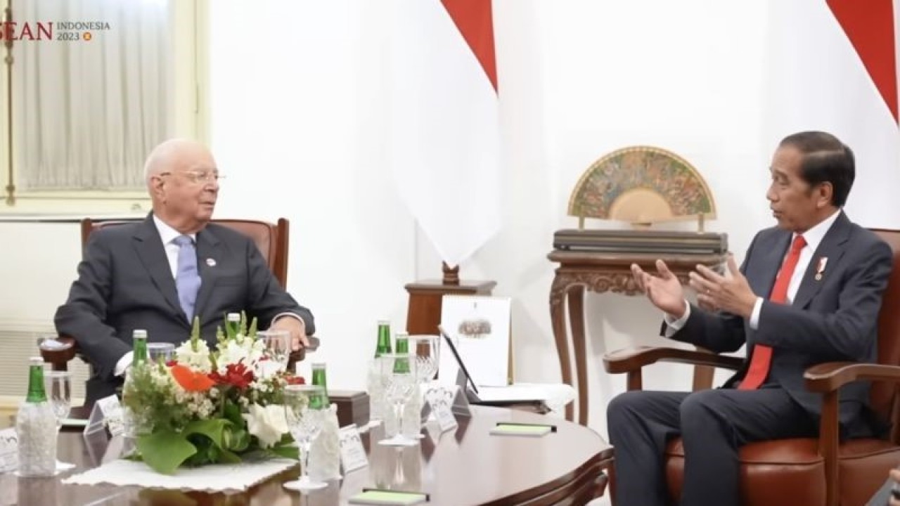Tangkapan layar - Executive Chairman World Economic Forum (WEF) Prof. Klaus Schwab (kiri) berdialog dengan Presiden RI Joko Widodo di Istana Merdeka, Jakarta, pada Senin (4/9/2023). (ANTARA/Andi Firdaus)