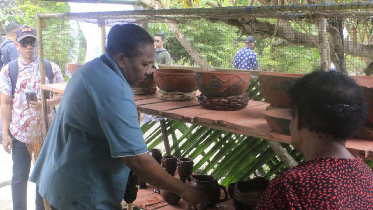 Sekda Kabupaten Jayapura Hana S Hikoyabi saat melihat berbagai macam kerajinan tangan berbahan gerabah masyarakat Kampung Abar, Distrik Ebungfauw, Kabupaten Jayapura, Papua pada Kamis (28/9) 2023. (ANTARA/Yudhi Efendi)
