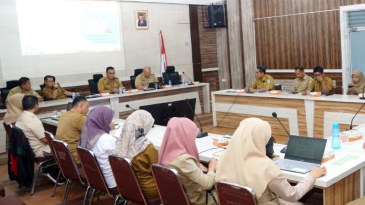 Sekda Kota Pangkalpinang Mie Go memimpin rapat koordinasi persiapan penetapan lokasi fokus intervensi percepatan penurunan stunting Kota Pangkalpinang 2024 yang digelar di ruang rapat Bappeda dan Litbang Kota Pangkalpinang, Senin (11/9/2023). (ANTARA/ Try Mustika)