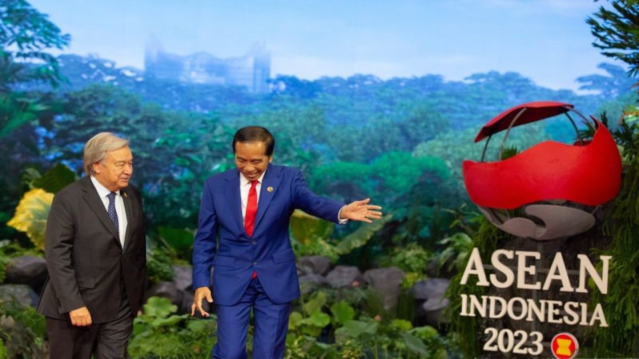 Presiden Joko Widodo (kanan) menyambut Sekjen Persatuan Bangsa-Bangsa (PBB) Antonio Guterres pada KTT ASEAN-PBB di JCC, Jakarta, Kamis (7/9/2023). ANTARA FOTO/Media Center KTT ASEAN 2023/Afriadi Hikmal/hp.
