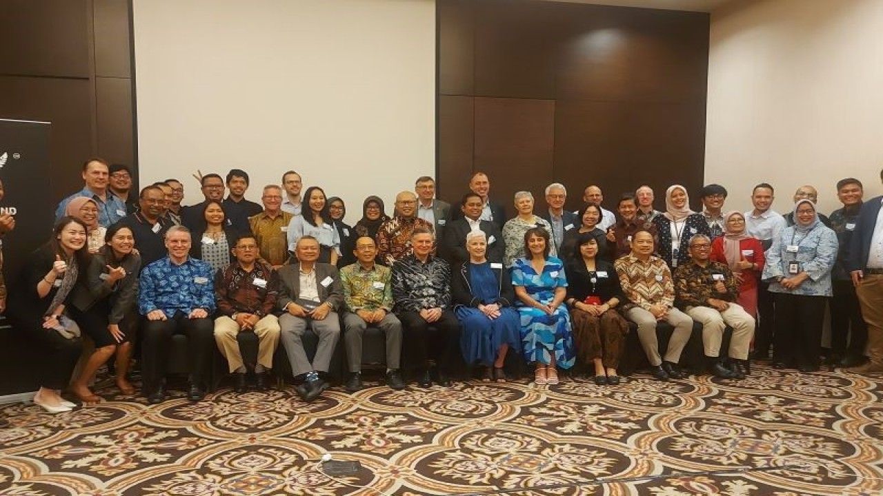 Duta Besar Selandia Baru untuk Indonesia Kevin Burnett (tengah bawah) berfoto bersama untuk merayakan kesuksesan kerja sama Geo-INZ, di Jakarta, Selasa (19/9/2023). (ANTARA/Katriana)