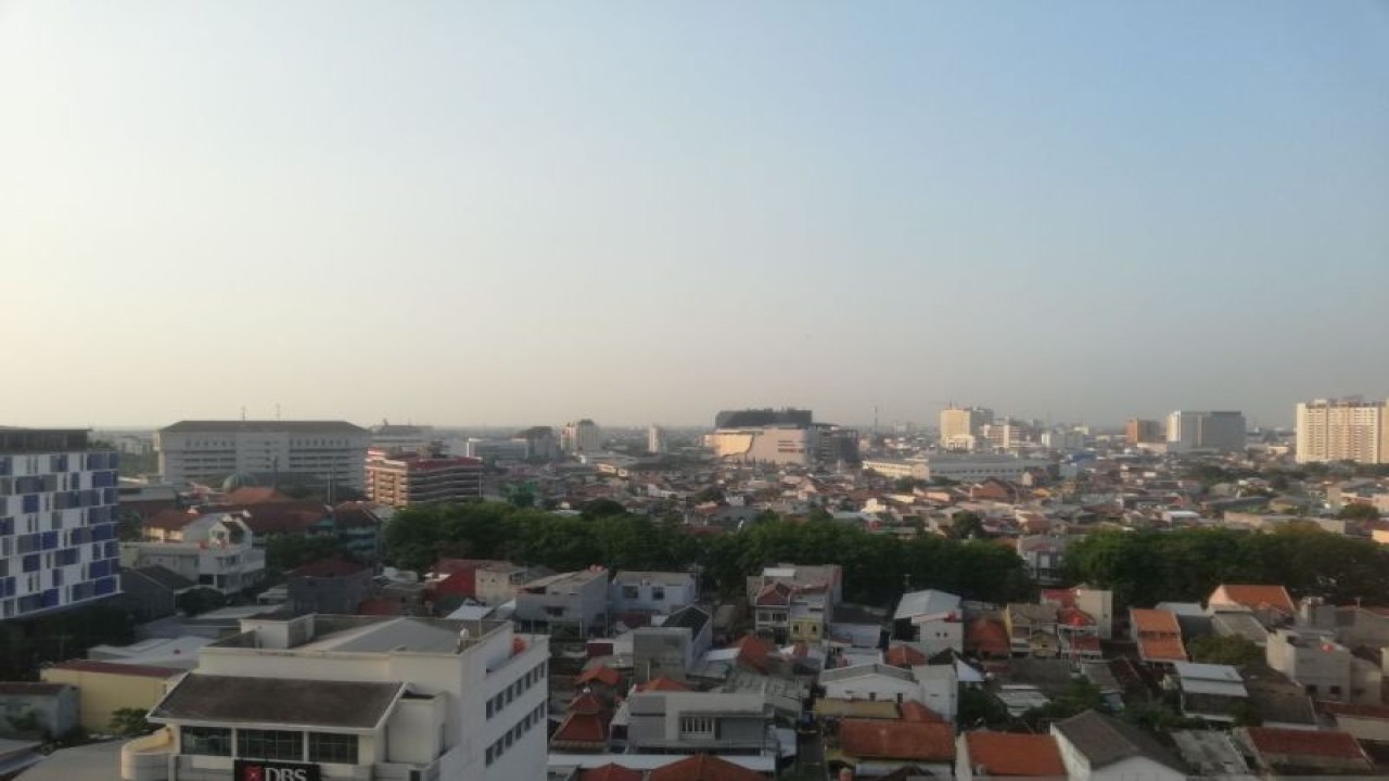 Suasana Kota Semarang yang dipotret dari atas gedung pada Senin (28/8/2023). (ANTAR/Zuhdiar Laeis)