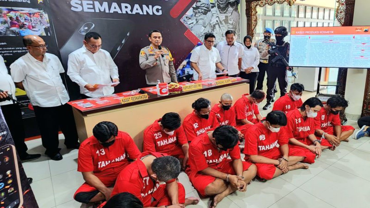 Para tersangka kasus penyalahgunaan narkoba dihadirkan saat pers rilis di Mapolrestabes Semarang, Selasa (5/9/2023). ANTARA/ I.C.Senjaya