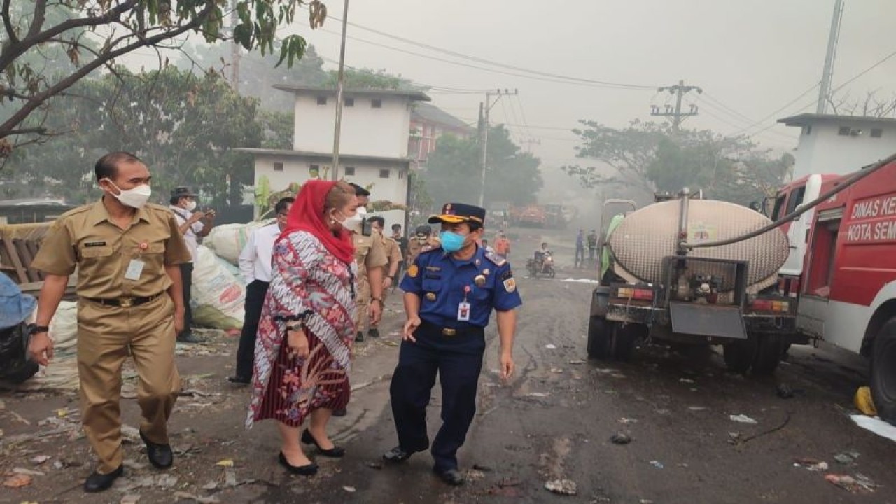 Kepala Dinas Pemadam Kebakaran Kota Semarang Nurkholis (kanan) berkoordinasi dengan Wali Kota Semarang Hevearita Gunaryanti Rahayu saat terjadi kebakaran TPA Jatibarang Semarang, Senin (18/9/2023). (ANTARA/HO-Pemkot Semarang)