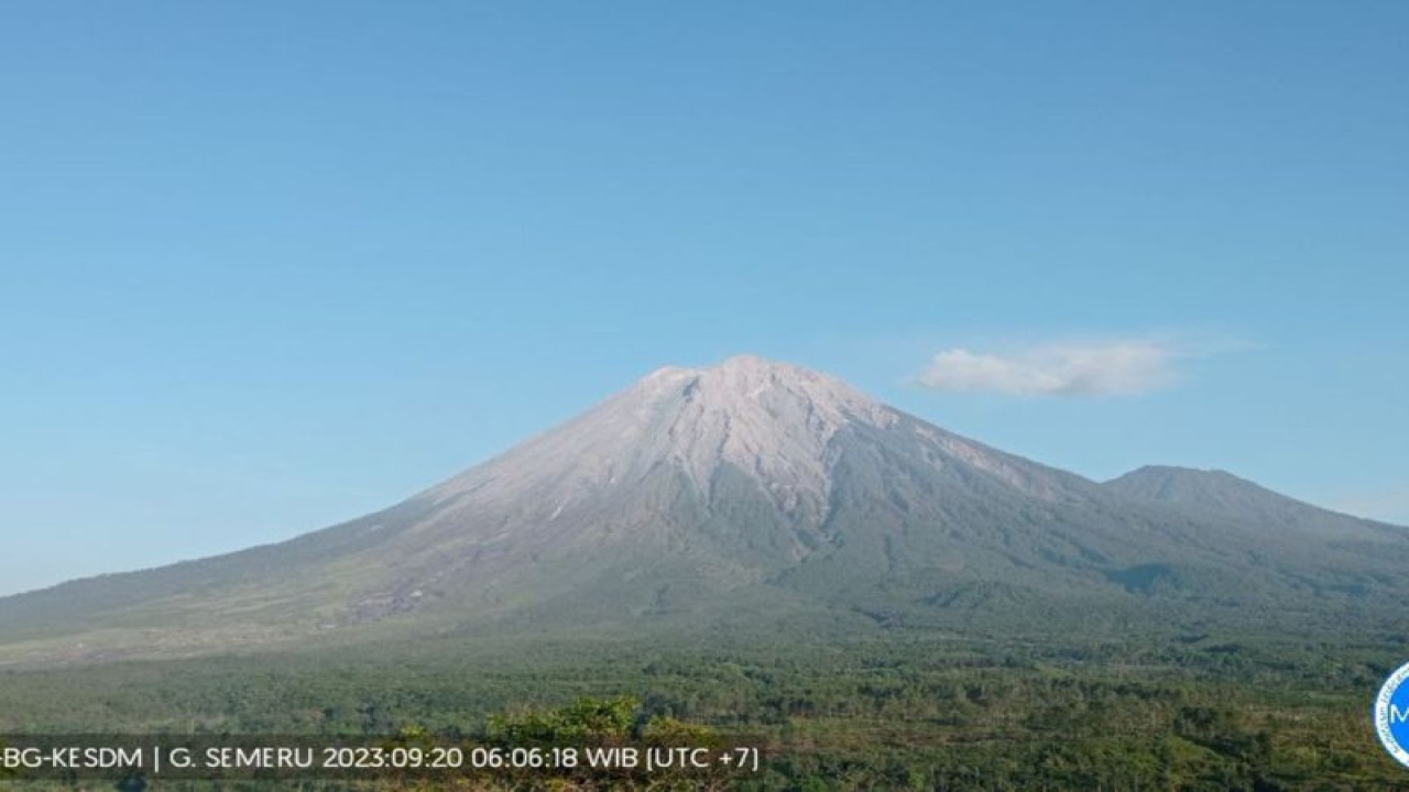 Aktivitas Gunung Semeru yang terpantau dari Pos Pengamatan Gunung Semeru di Gunung Sawur, Kabupaten Lumajang, Rabu (20/9/2023) pagi. (ANTARA/HO-PVMBG)