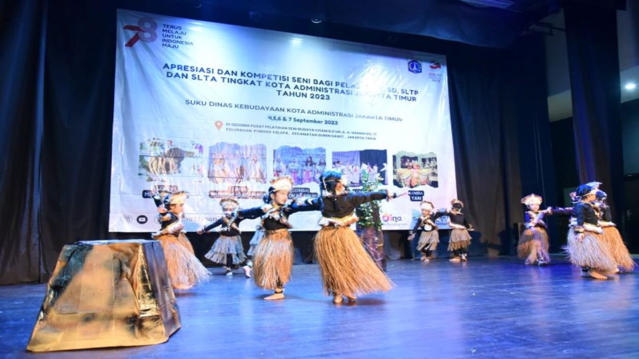 Sejumlah peserta tengah menampilkan tarian dalam kegiatan Apresiasi dan Kompetisi Seni Pelajar se-Jakarta Timur 2023 di Gedung Pusat Pelatihan Seni Budaya (PPSB) Kisam Dji'un, Pondok Kelapa, Duren Sawit, Jakarta Timur, Senin (4/9/2023). ANTARA/HO-Kominfotik Jakarta Timur