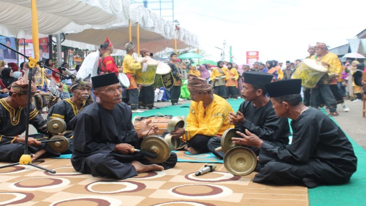 Penampilan seni Gandang Tigo (Gendang Tiga) di Festival Seni Tabek Panjang Art Show Sumatera Barat, Rabu (20/9/2023). Antara/Altas Maulana.