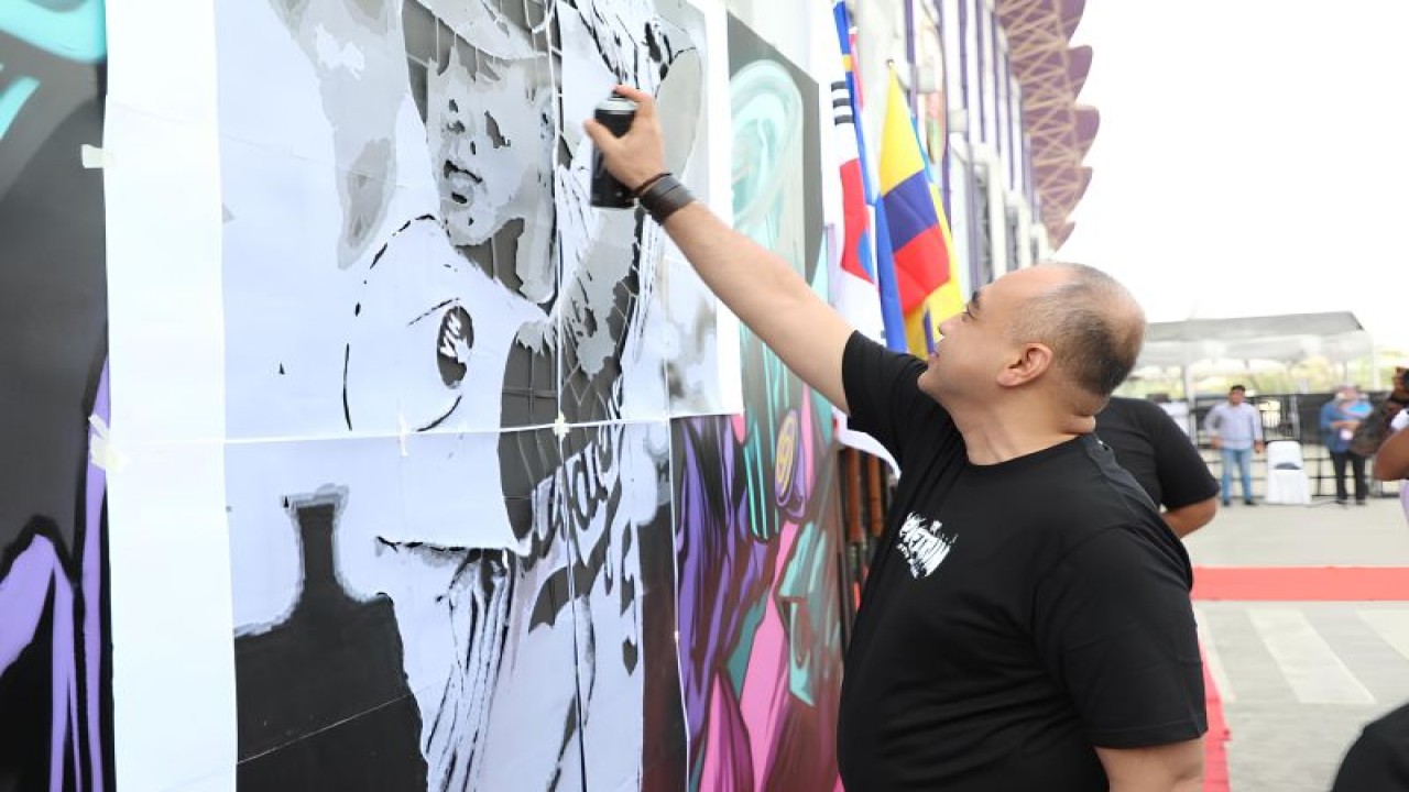 Bupati Tangerang, Provinsi Banten, A Zaki Iskandar saat mengikuti kegiatan festival mural dan grafiti dalam rangka memperingati Haornas tingkat Kabupaten Tangerang di Sport Center Kelapa Dua, Kabupaten Tangerang, Ahad (10/9/2023). (FOTO ANTARA/Azmi)