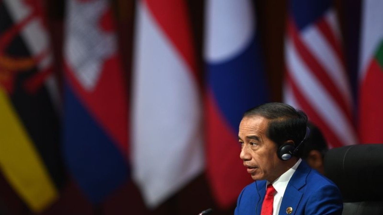 Presiden RI Joko Widodo menyampaikan pandangan saat KTT ASEAN-India di Jakarta Convention Center, Jakarta, Kamis (7/9/2023). ANTARA FOTO/MEDIA CENTER KTT ASEAN 2023/M Agung Rajasa/pras. (ANTARA FOTO/M Agung Rajasa)