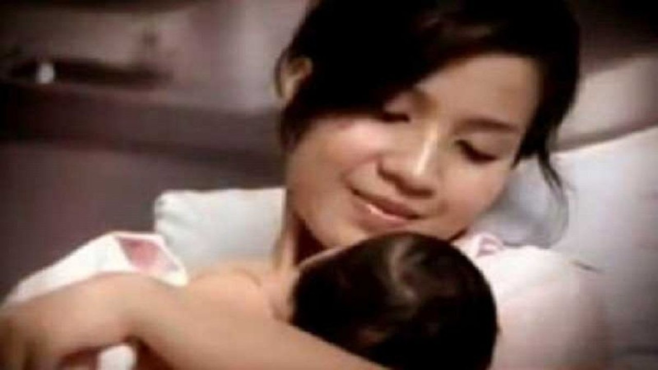 Seorang ibu menyusui sejak dini kepada bayinya. FOTO ANTARA/dok.