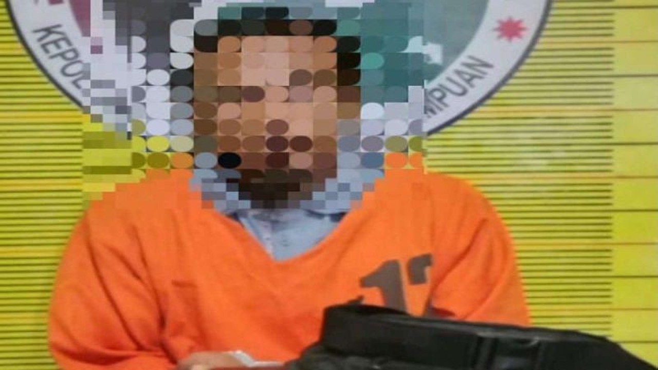 Seorang laki-laki FHS (32) pengedar narkotika jenis ganja ditahan di Polres Padangsidimpuan. (ANTARA /H0- Humas Polres Padangsidimpuan.