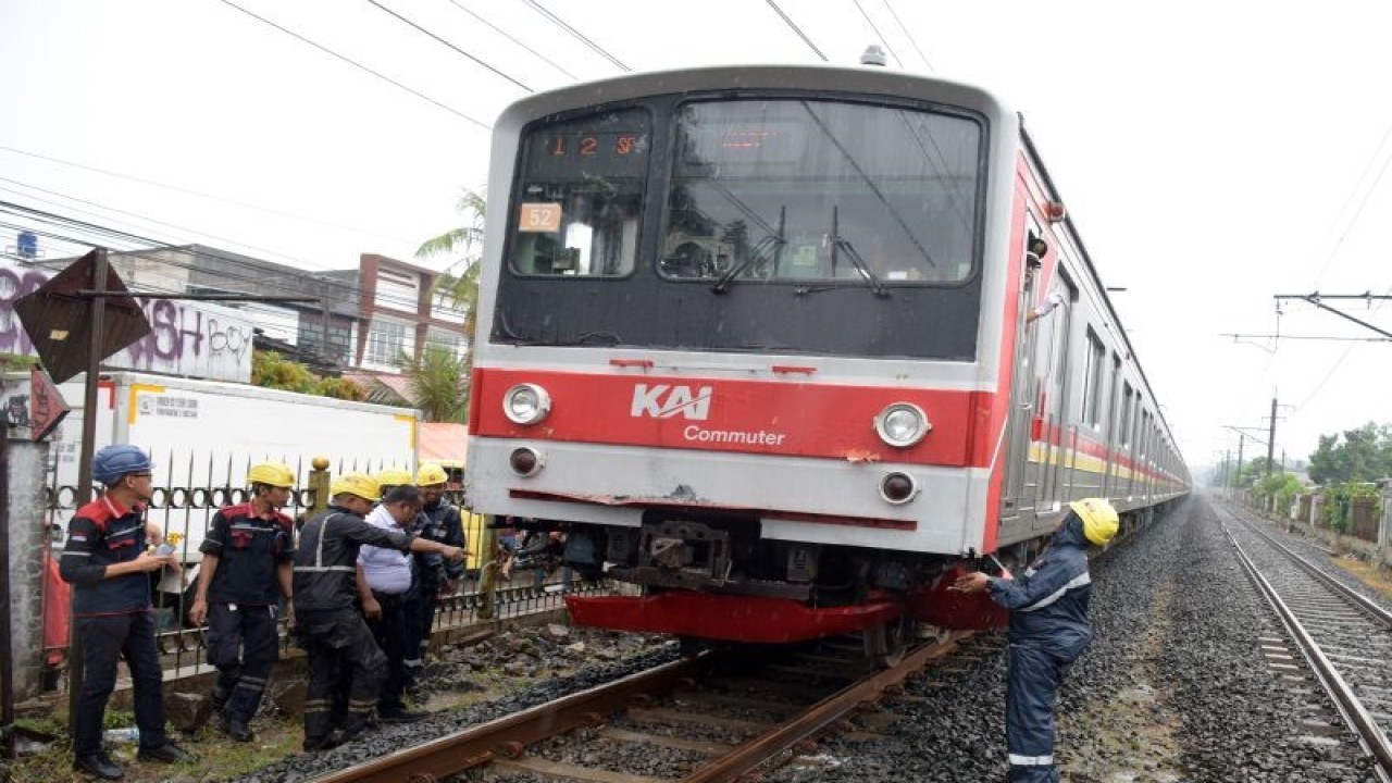 Petugas mengecek rangkaian KRL KA 1187 (Bogor-Jakarta Kota) yang tertemper kendaraan angkot di perlintasan sebidang Rawa Indah antara Stasiun Citayam-Depok, Jawa Barat, Jumat (16/6/2023). ANTARA FOTO/Andika Wahyu/tom. (ANTARA FOTO/ANDIKA WAHYU)