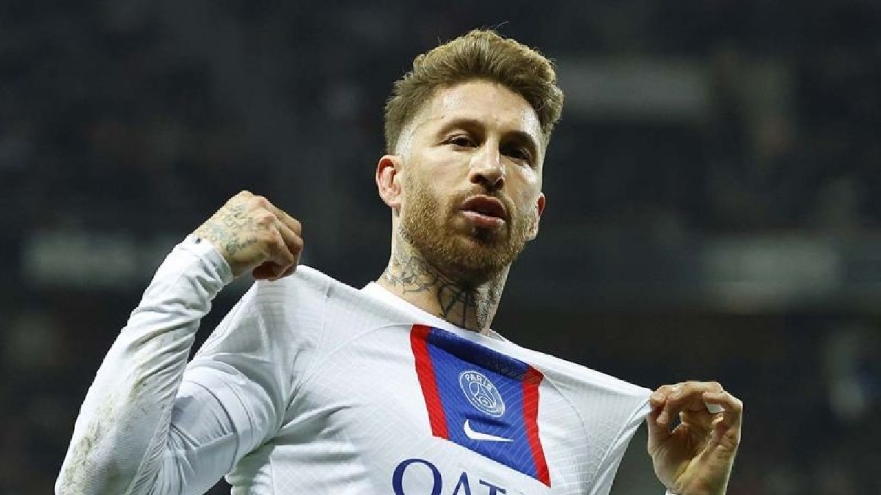 Pemain Paris Saint Germain (PSG) Sergio Ramos berselebrasi setelah mencetak gol ke gawang OGC Nice dalam pertandingan sepak bola Liga Prancis di Allianz Riviera, Nice, Prancis, Minggu (9/4/2023). PSG menang atas Nice dengan skor 2-0 lewat gol Lionel Messi dan Sergio Ramos. ​​​​​​​ANTARA FOTO/Reuters/Eric Gaillard/nym.