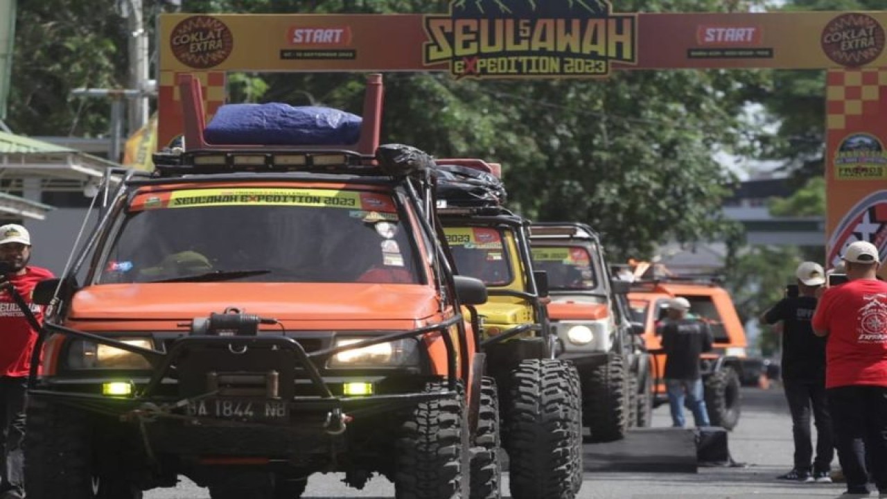 Mobil-mobil peserta Indonesia Offroad Exhibition Seulawah 5 bersiap melakukan start di Lapangan Blang Padang, Banda Aceh, Sabtu (9/9/2023). (ANTARA/HO/INDONESIA OFFROAD EXHIBITION)