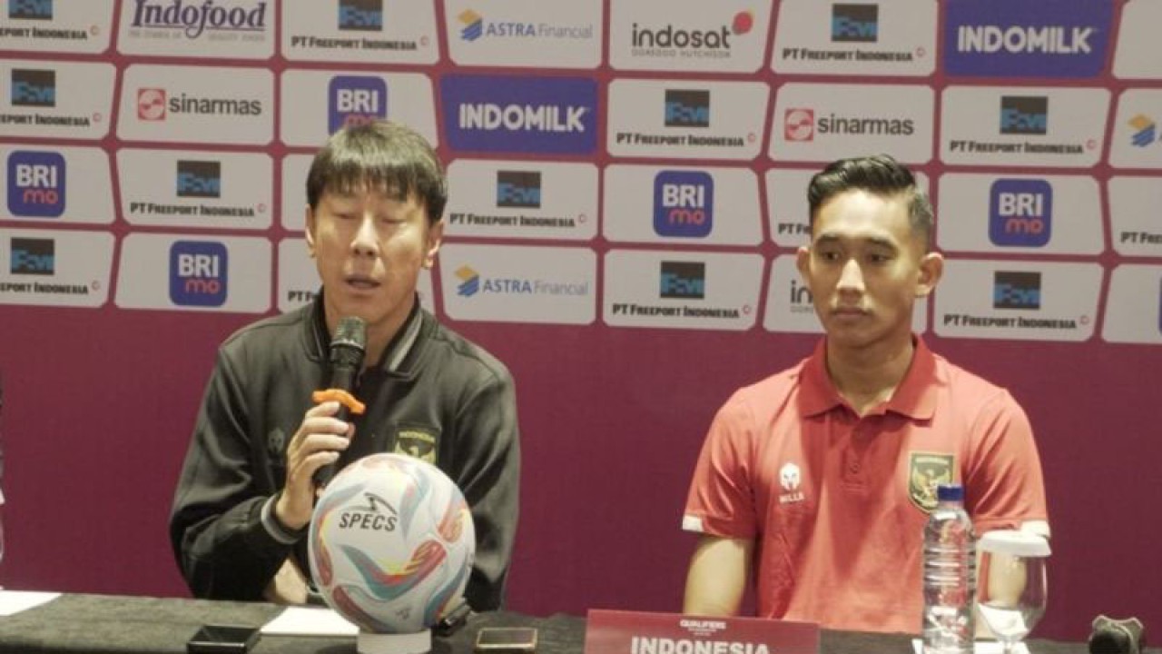Pelatih Timnas U23 Indonesia, Shin Tae-yong (kiri) bersama Bek Timnas U-23 Indonesia, Rizky Ridho (kanan) dalam konferensi Pers di Swiss-Belhotel Solo Gilingan, Banjarsari, Solo, Jateng, Selasa (5/9/2023). (ANTARA/Bambang Dwi Marwoto)