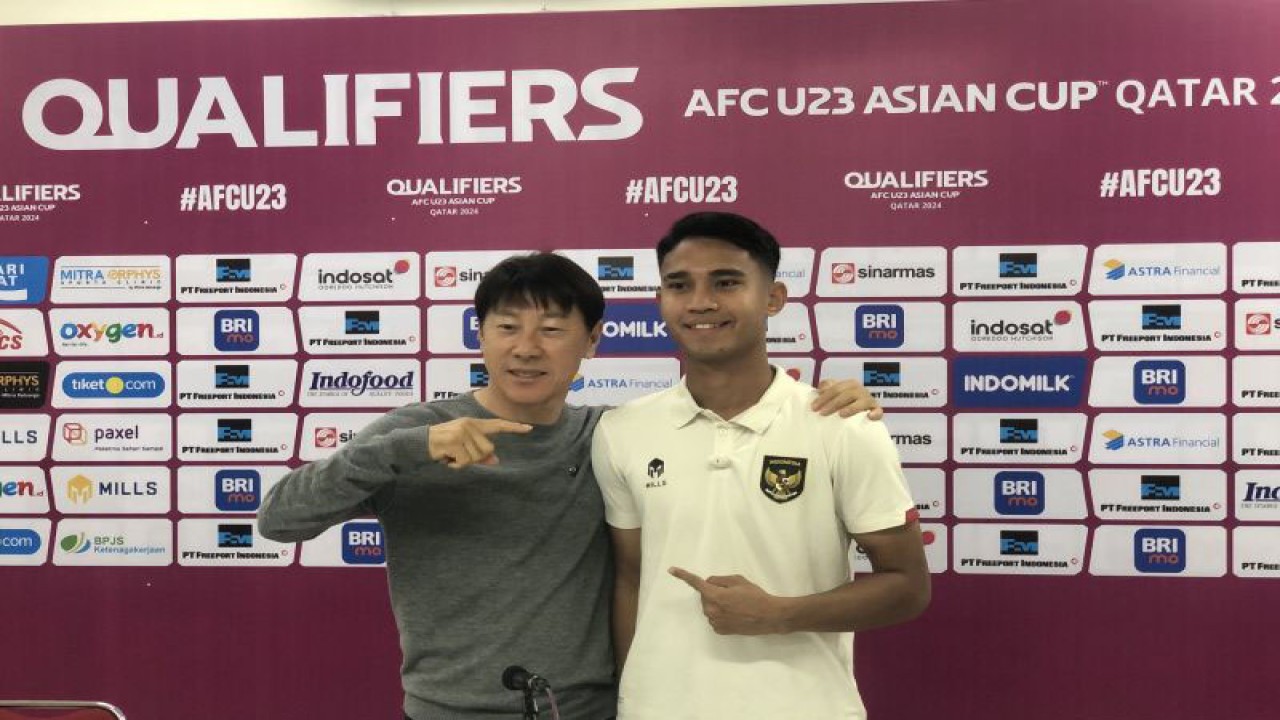 Pelatih timnas Indonesia U-23 Shin Tae-yong (kiri) dan pemain timnas Indonesia U-23 Marselino Ferdinan (kanan) berpose seusai mengikuti jumpa pers setelah kemenangan 9-0 dari China Taipei dalam ajang kualifikasi Piala Asia U-23 2024 di Stadion Manahan, Solo, Sabtu (9/9/2023). (ANTARA/Zaro Ezza Syachniar)