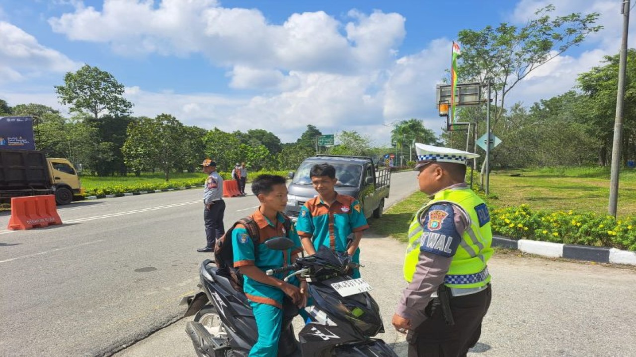 Aparat Satlantas Polres Siak melakukan tilang kepada sejumlah pelajar yang tidak menggunakan helm dalam Operasi Zebra Lancang Kuning 2023 pada beberapa waktu lalu. ANTARA/HO-Polres Siak.