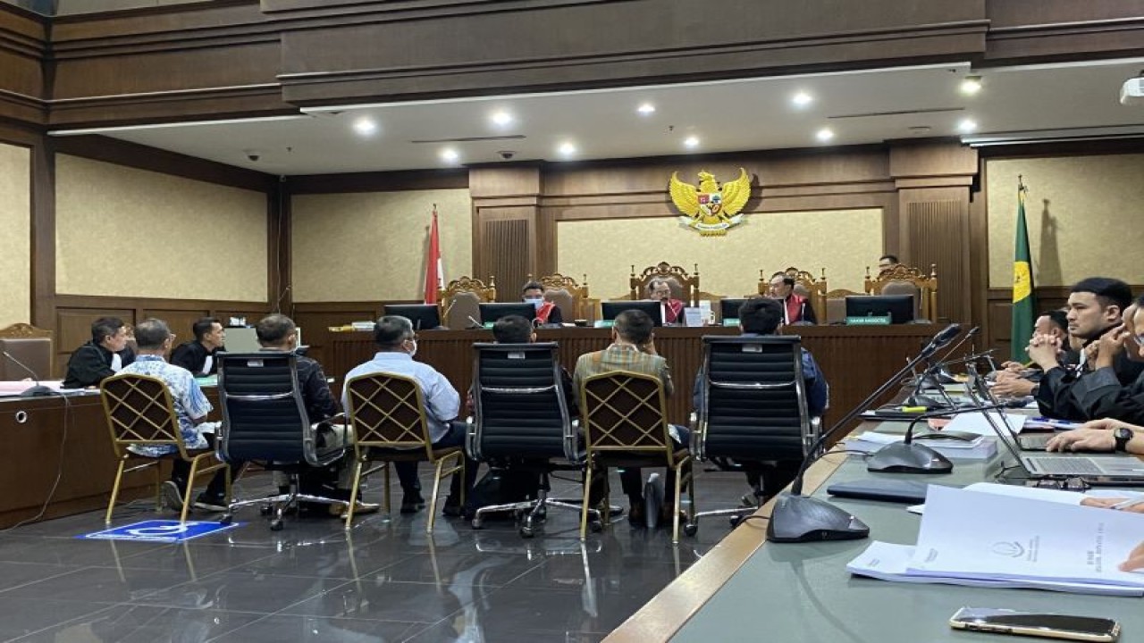 Sidang lanjutan dugaan korupsi BTS 4G dengan terdakwa mantan Menteri Komunikasi dan Informatika Johnny G. Plate, Direktur Utama BAKTI Anang Achmad Latif, dan tenaga ahli Human Development Universitas Indonesia Yohan Suryanto di Pengadilan Tindak Pidana Korupsi pada Pengadilan Negeri Jakarta Pusat, Selasa (26/9/2023). ((ANTARA/Fath Putra Mulya))