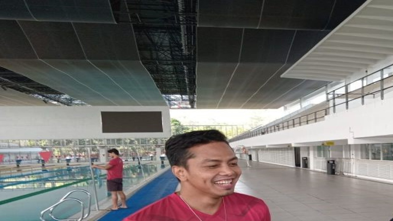 Perenang nasional Indonesia I Gede Siman Sudartawa (kiri) menjawab pertanyaan pewarta di Stadion Akuatik, kompleks Gelora Bung Karno, Jakarta, Kamis (14/9/2023). (ANTARA/RAUF ADIPATI)