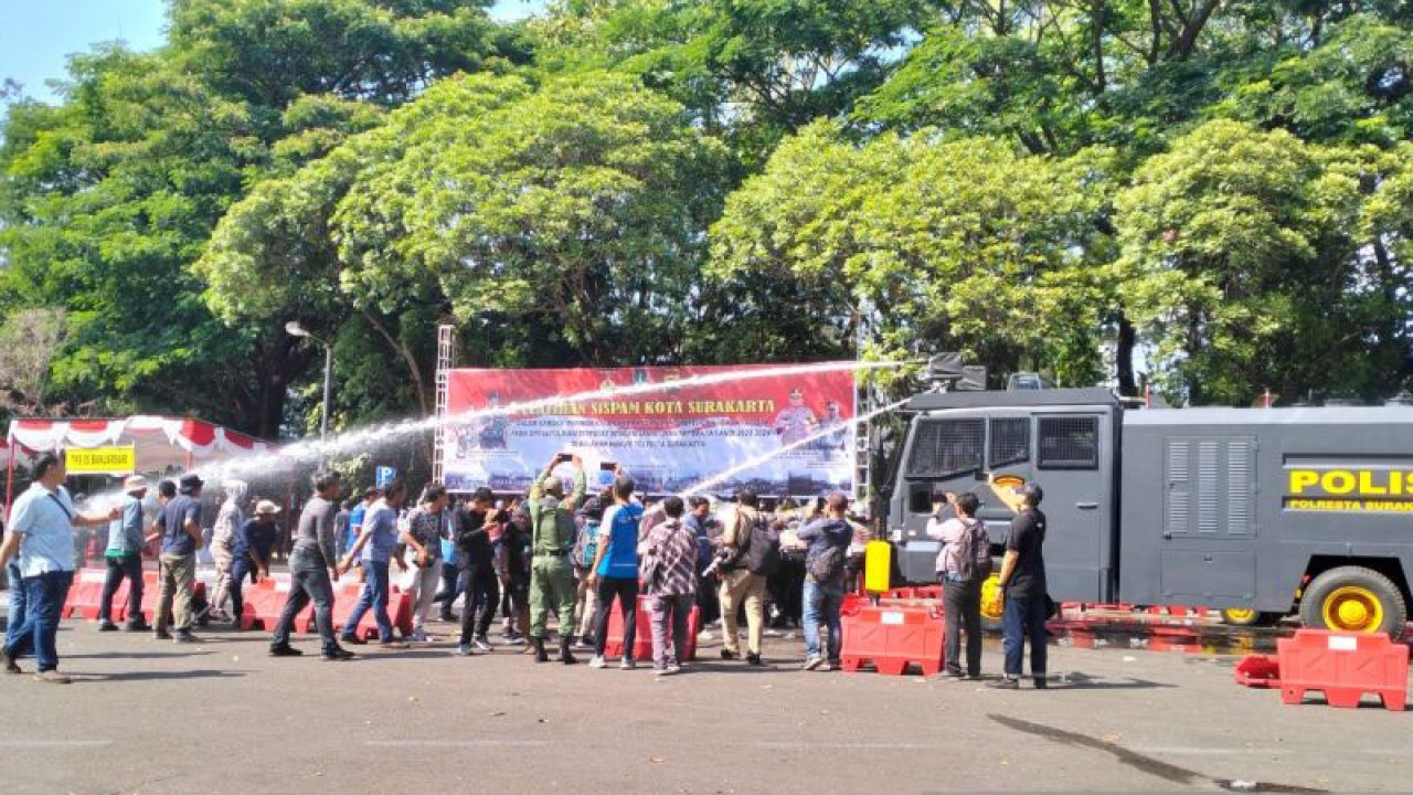 Suasana simulasi Sistem Pengamanan Dalam Kota di Stadion Manahan, Kota Surakarta, Jawa Tengah, Senin (25/9/2023). (ANTARA/Aris Wasita)