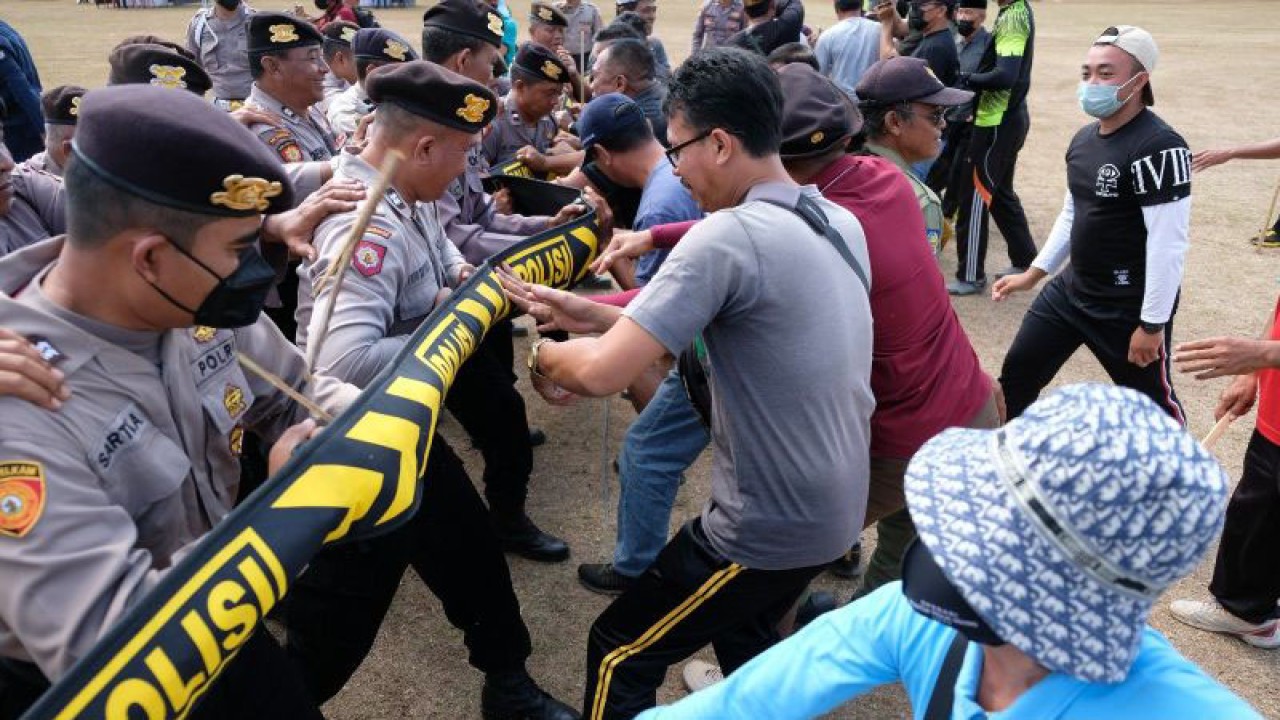 Simulasi pengamanan unjuk rasa dalam kesiapan sispamkota di Lapangan Rindam IX/Udayana, Kabupaten Tabanan, Bali, Rabu (27/9/2023). (ANTARA/Rolandus Nampu)
